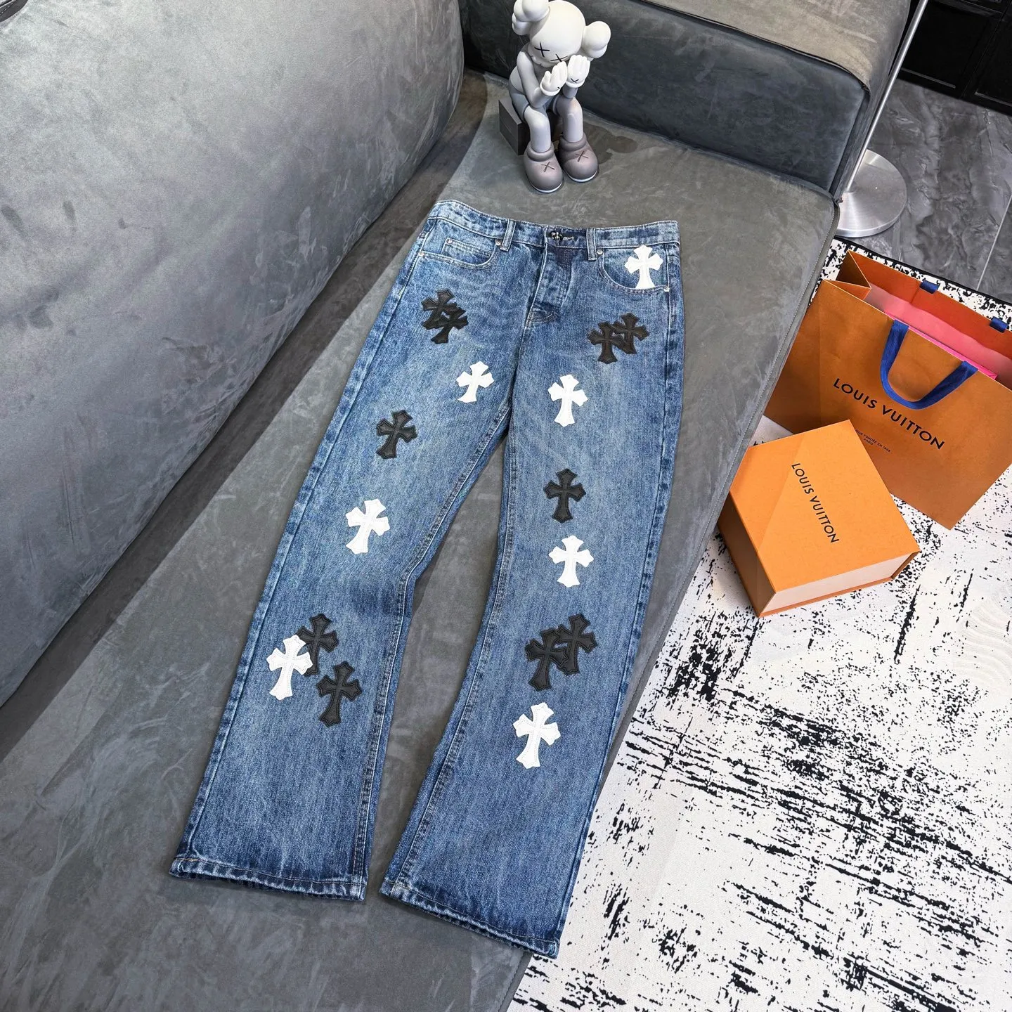P270 ChromeHearts Chrome washed blue black and white leather straight pants, ceiling-level jeans, a pair is hard to find at the counter‼ ️About Zangyin✅This is an extremely luxurious fashion brand that can also be called the aristocracy of the high street. It has always been an exclusive brand for some hipsters or rich second generations. The color of this model is already very eye-catching by using a unique washed material. It is decorated with pink patch cross flowers, which cleverly highlights the charm of the brand. Secondly, this model adopts a classic high-waist cut design, which highlights the long legs and fashionable temperament of the upper body. The brand is highly recognizable and the slim-fitting configuration is more suitable for daily wear. The personality will be fashionable and the specifications can be seen at a glance. Materials and technology ✅ Needless to say, this point goes without saying. As an excellent craftsman brand, Zangyin's requirements for details and craftsmanship are really perfect. The washed color of this model has gone through a lot of processes, not to mention the embellishment of the denim appliqués. It is also purely handmade and sewn. Just like what they believe in, only handmade things have soul and have the meaning of wearing. A top-notch heavy-duty fashionable denim item, recommended by both hands‼ ️ Size: 28, 30, 32, 34, 36 (S-XXL) Color: blue Size reference: Pants length 100 102 104 106 106 Waist 72 76 80 84 88 Recommended weight S (about 110 pounds) M (about 120 pounds) L (about 140 pounds) XL (about 165) XXL (about 185)